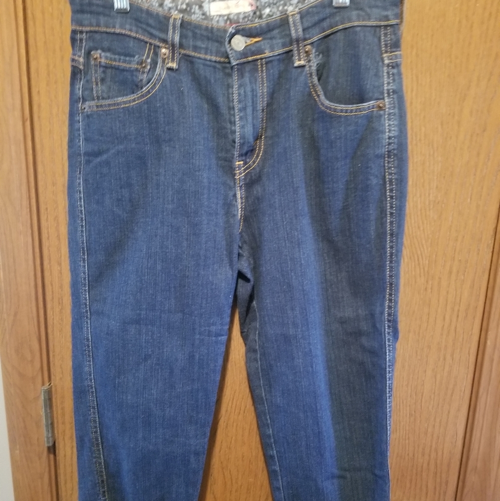 Levis- womens classic jean capris.